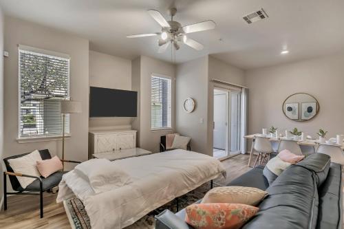- une chambre avec un lit, un canapé et une télévision dans l'établissement Luxe Main Floor Family Friendly Apt King Beds, à Clearfield