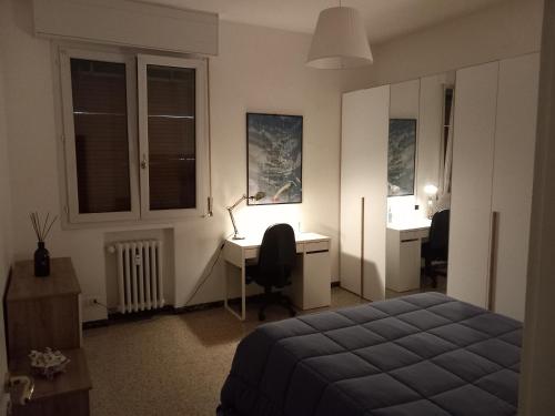1 dormitorio con 1 cama y escritorio con ordenador en Relax, en Bolonia