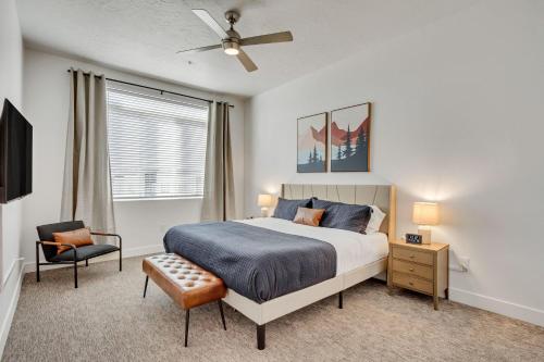 Postel nebo postele na pokoji v ubytování Family Friendly Luxury 4th Story Apartment
