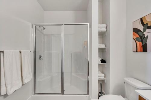 y baño blanco con ducha y aseo. en Stunning Corporate Housing Near Hill AFB and DCC, en Clearfield