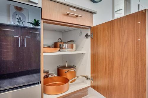 Kuhinja oz. manjša kuhinja v nastanitvi Brand New Lux Apartment - Year Round Pool - HAFB