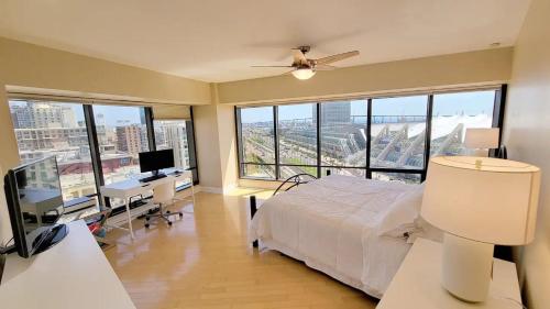 una camera con letto e scrivania con TV di Habor Club Gaslamp Quarter 30-Day Min a San Diego