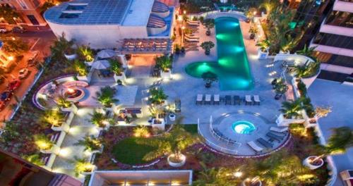 uma vista aérea de uma piscina à noite em Habor Club Gaslamp Quarter 30-Day Min em San Diego