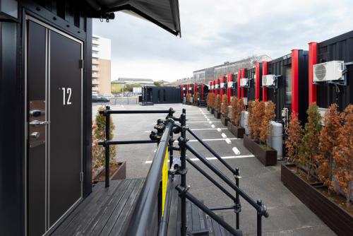 una fila de vagones estacionados en un estacionamiento en HOTEL R9 The Yard Tokoname en Tokoname