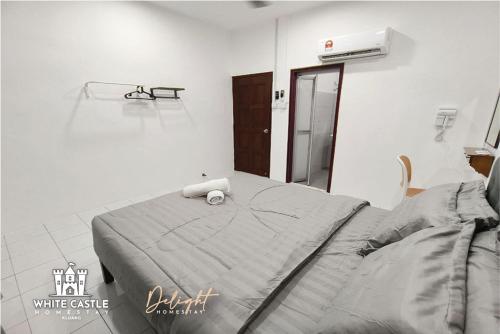 a hospital room with a bed in a room at White Castle (Klg Baru) 11pax Semi-D Games/Neflix/Aeon in Kluang