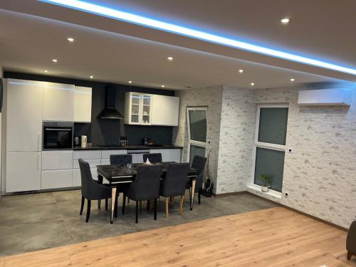 une cuisine et une salle à manger avec une table et des chaises dans l'établissement Kléber Wolfisheim -2, à Wolfisheim