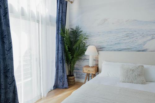 um quarto com uma cama e uma grande janela em Dreamy Pb Home - Walk To Bay And Beach em San Diego