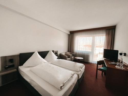 Tempat tidur dalam kamar di Hotel Bayerischer Hof