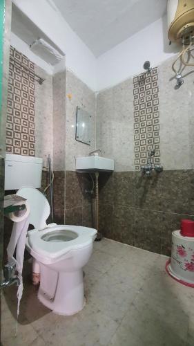 プシュカルにあるANAND HOSTELのバスルーム(トイレ、洗面台付)