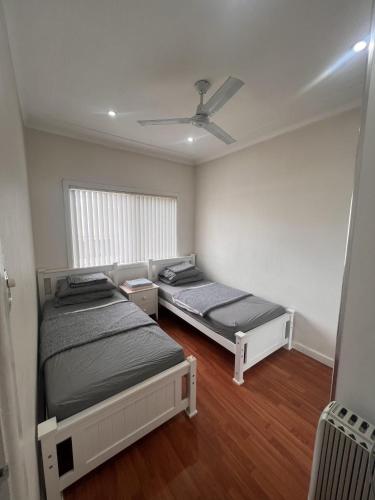 3 bedroom house in Minto, NSW. tesisinde bir odada yatak veya yataklar