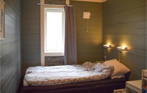 Un pat sau paturi într-o cameră la Cozy Home In Fyresdal With House A Mountain View