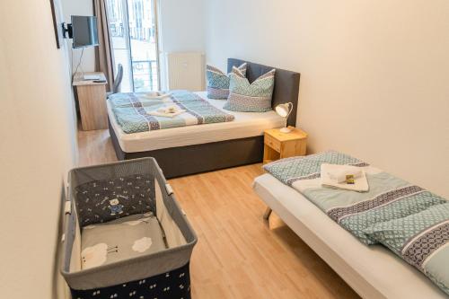 Cette chambre comprend 2 lits et une valise. dans l'établissement CBlue "Turmresidenz", zentral, familienfreundlich, Schatzsuche, à Wismar
