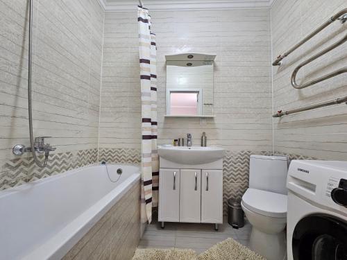 A bathroom at Ernaz Plus Apartments: Promenade Expo