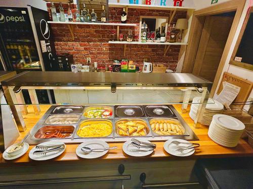 un buffet con piatti di cibo su un tavolo di Hotel Czerwone Korale a Cielimowo