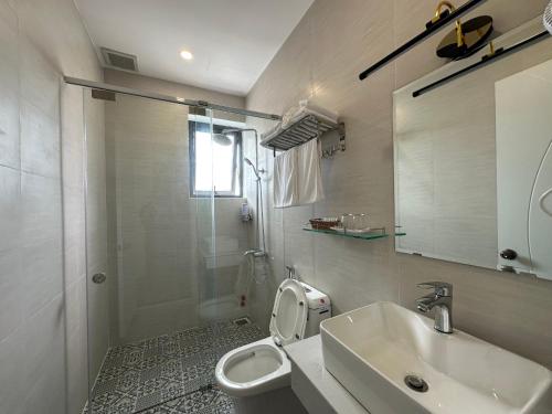 a bathroom with a sink and a toilet and a shower at Capital O 1208 Phong Van Villa in Da Lat