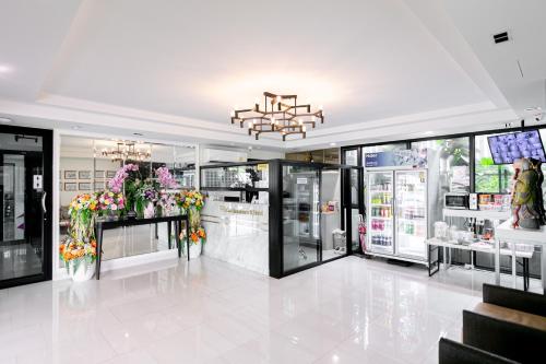una tienda con jarrones de flores y una lámpara de araña en Ruan Plaisoi Apartment en Bangkok