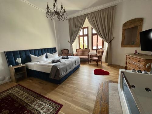 een slaapkamer met een bed en een woonkamer bij Schloss Hotel Wurzen in Wurzen
