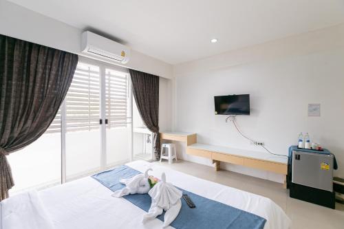 a hospital room with a bed and a window at Ruan Plaisoi Apartment in Bangkok