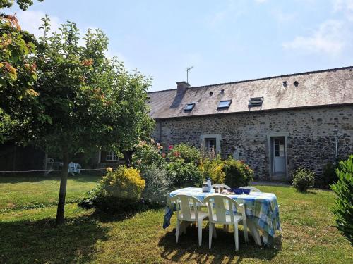 Holiday home near the beach with shared garden