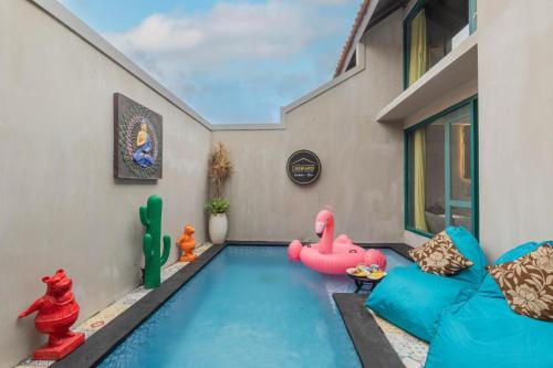 Bazén v ubytování Mezzanine Industrial 1 Bedroom Private Villa in Seminyak nebo v jeho okolí