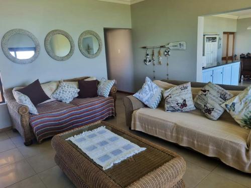 a living room with two couches and a table at Ankervas in Morganʼs Bay