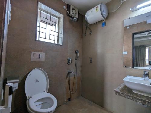 Un baño de The Aster Enclave Hotel