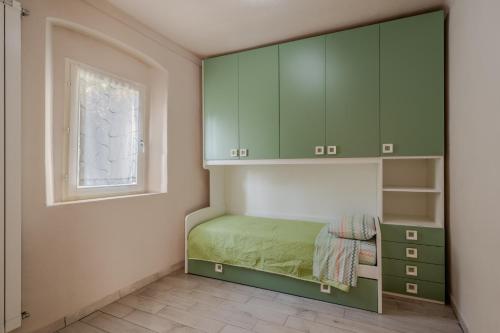 - une chambre avec des armoires vertes et un lit dans l'établissement Appartamento Casa del Moro, à Cantagrillo