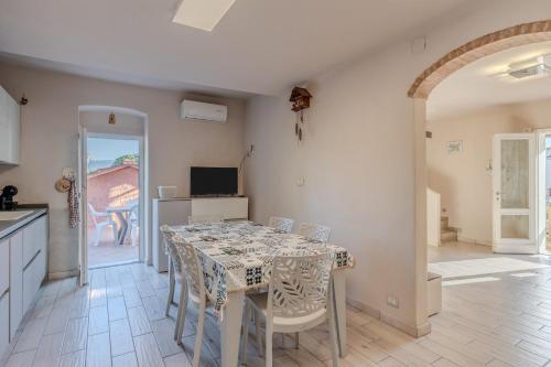 - une cuisine et une salle à manger avec une table et des chaises dans l'établissement Appartamento Casa del Moro, à Cantagrillo