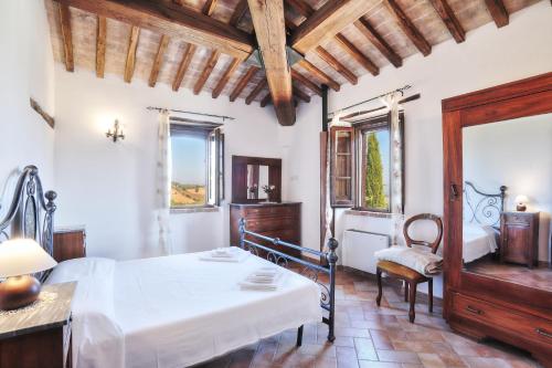um quarto com uma cama, uma mesa e cadeiras em Agriturismo Fonte di Galiano em Monte Castello di Vibio