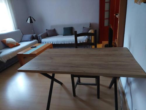 - un salon avec une table et un canapé dans l'établissement Lovely 11 Rental Ap In Myslym Shyri Tirana, à Tirana