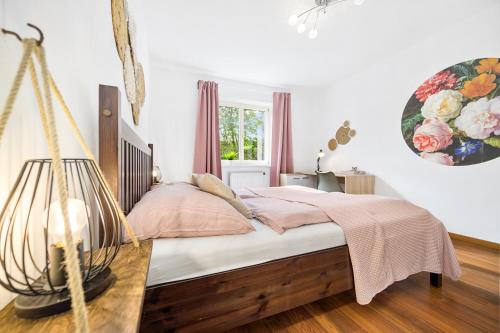 a bedroom with a bed and a swing at Erholung pur nahe Krankenhaus & Park mit Parkplatz in Graz