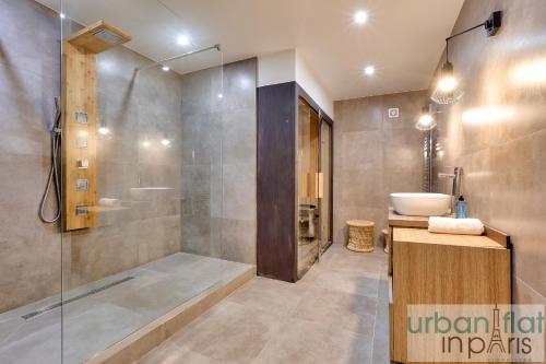 une salle de bain avec douche et lavabo dans l'établissement Urban Flat 77 - Sublime and Spacious Flat in Le Marais, à Paris