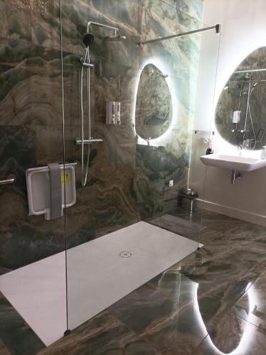 une salle de bain avec douche et lavabo dans l'établissement LA MAISON DU SOLEIL, à LʼIsle-Jourdain