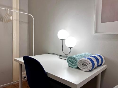 een tafel met twee handdoeken en een lamp erop bij Zion in Sydney