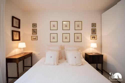 馬內爾巴德爾加爾達的住宿－Villa Luisa，卧室配有一张白色床、两张桌子和两盏灯。