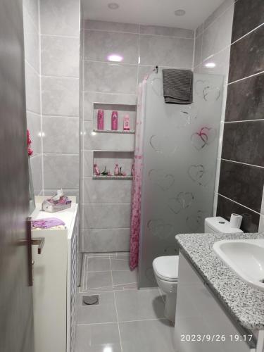 uma pequena casa de banho com WC e lavatório em OpenSpace 50 mq con Giardino em Sharm el Sheikh