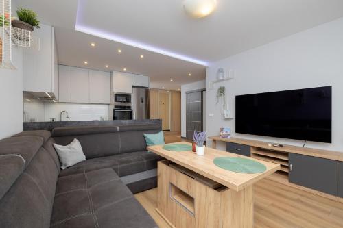 Spacious Apartment for 6 Guests in Krakow with Home Office by Noclegi Renters