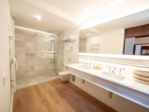 a bathroom with a sink and a shower and a toilet at Ca'n Puig de Sòller in Sóller