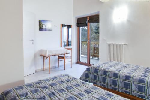 a bedroom with two beds and a table and a desk at Ciampedie in Pera