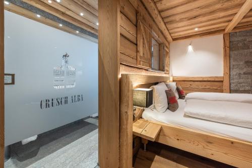 a room with two bunk beds in a building at Hotel Crusch Alba Zernez in Zernez