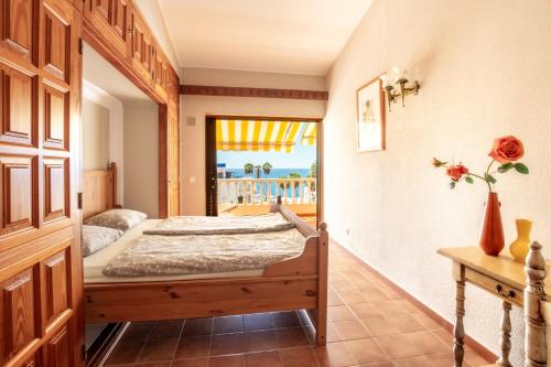 een slaapkamer met een bed en uitzicht op de oceaan bij Club Atlantis Aparthotel Ocean View in Adeje