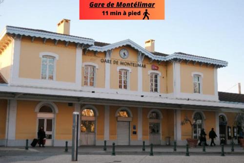 Το κτήριο όπου στεγάζεται  το διαμέρισμα