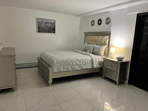 una camera con un letto e due comodini di Miad’s Guest House a Jamaica