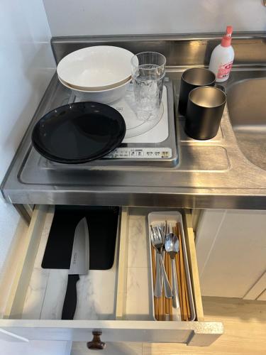 um fogão com um prato em cima em uma cozinha em Meguro Apartment em Tóquio