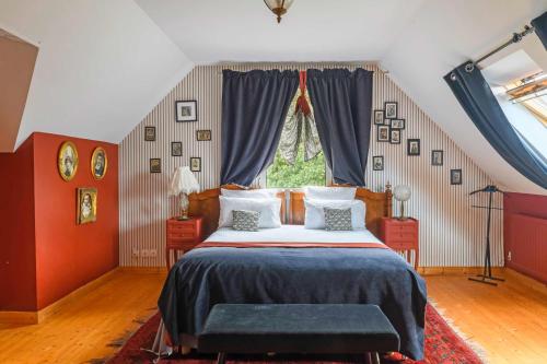 Un dormitorio con una cama grande y una ventana en Les Pierres Bleues en Saint-Coulitz