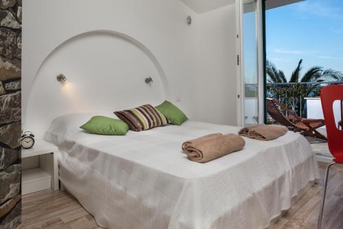 Un dormitorio con una cama con toallas. en Holiday Home Porat, en Podgora