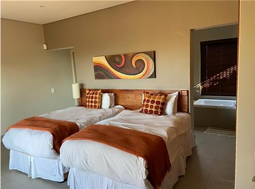 Habitación de hotel con 2 camas y ventana en Elements Golf Reserve House 303, en Moheme