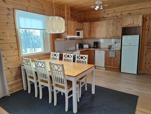 una cocina con mesa y sillas en una cabaña en Twin Peaks Urupää A Saariselkä en Saariselka
