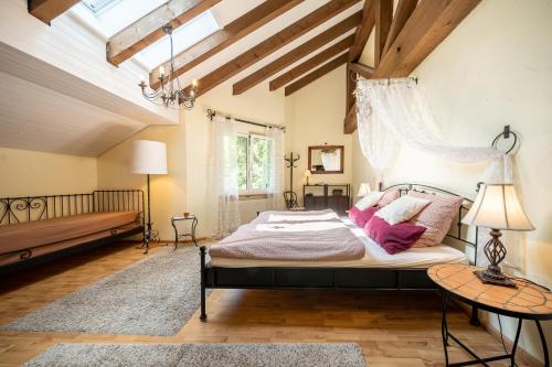 a bedroom with a large bed and a window at 5401 Grosszuegige Dachgeschoss-Wohnung mit Parkettboden und Balkon - Moderne und helle Gestaltung in Vulpera