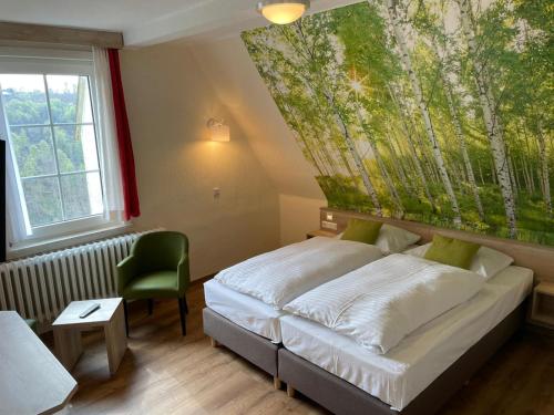 ザンクト・アンドレーアスベルクにあるBerghotel Glockenbergのベッドルーム1室(壁に絵画が描かれたベッド1台付)